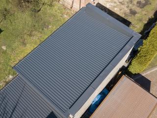 Montaż dachu na budynku gospodarczym