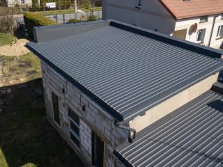 Montaż dachu na budynku gospodarczym