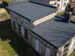 Montaż dachu na budynku gospodarczym