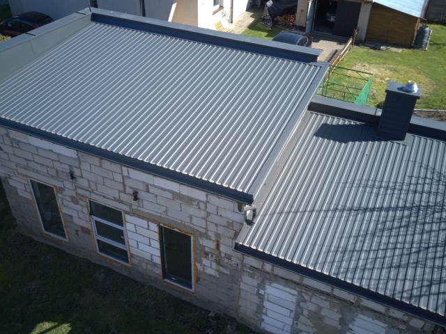 Montaż dachu na budynku gospodarczym