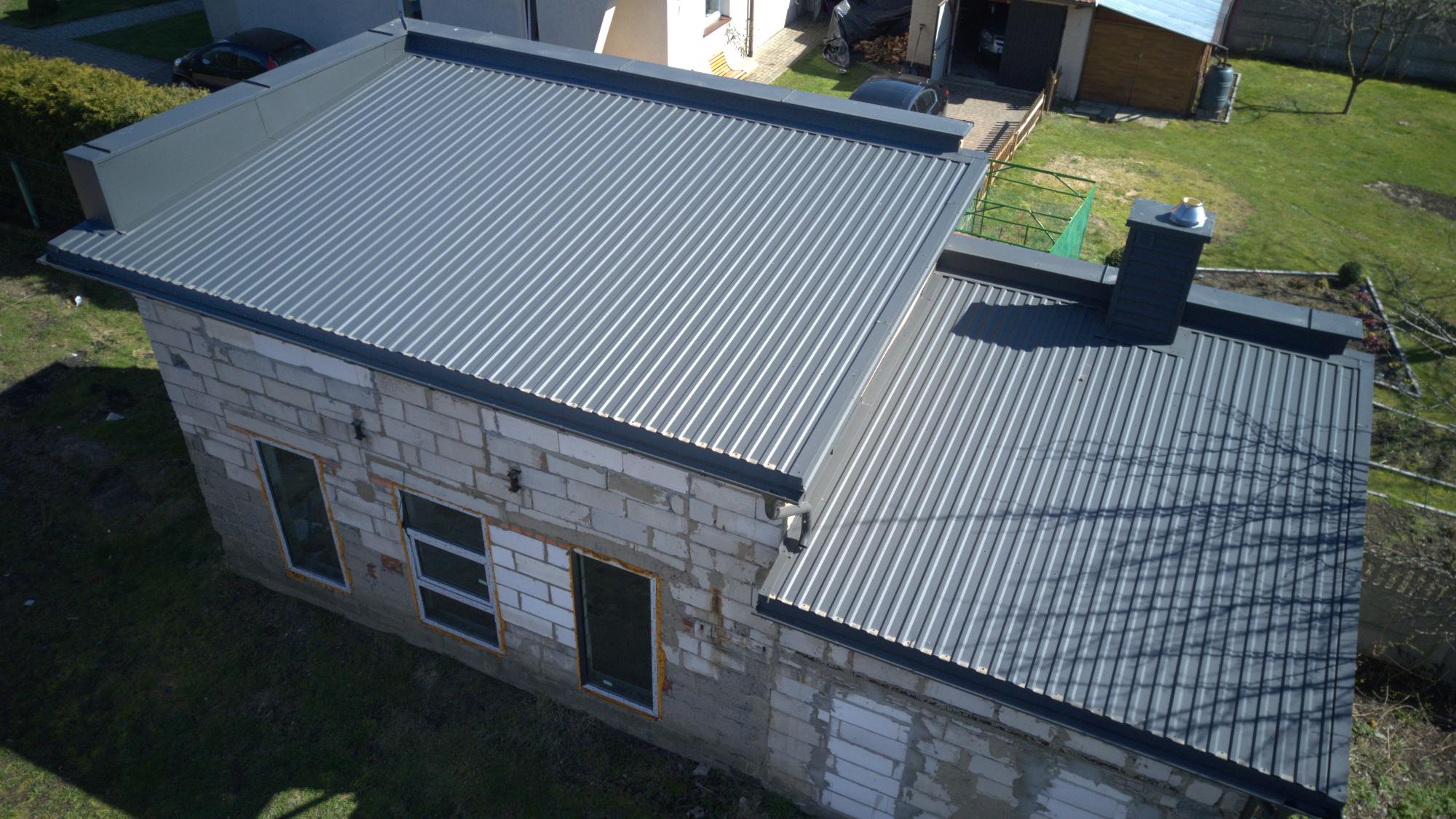 Montaż dachu na budynku gospodarczym